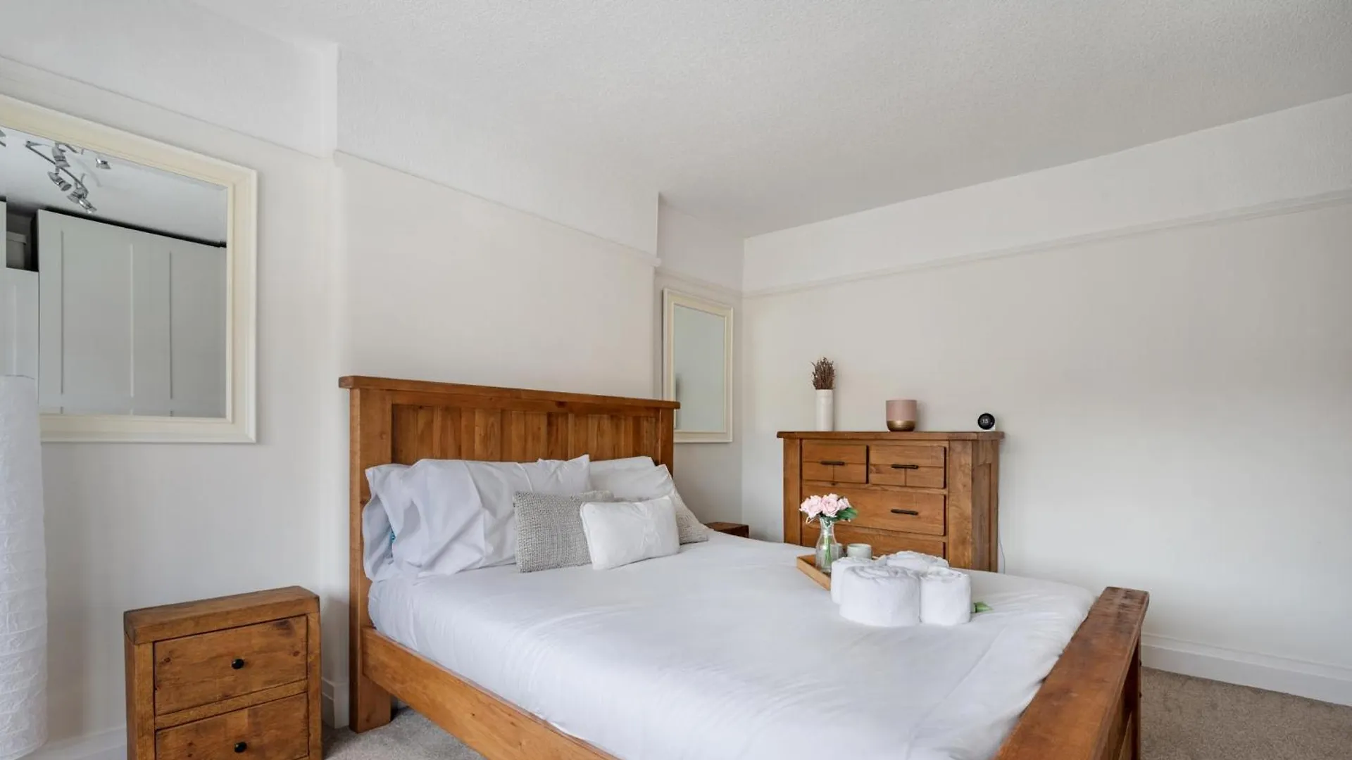 Pass The Keys Picture Perfect Haven In Didsbury Village - Free Parking & Ev Station Manchester Holiday home